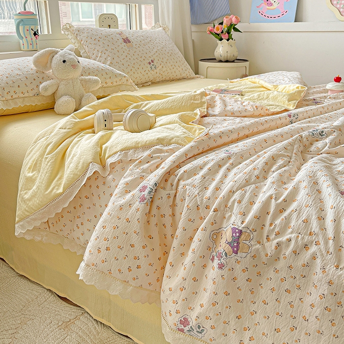 91家纺网 家纺一手货源 找家纺 梦莱斯 2025新款云感木棉皱皱纱全棉花边款夏被四件套 春日小熊