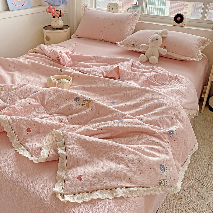 91家纺网 家纺一手货源 找家纺 梦莱斯 2025新款云感木棉皱皱纱全棉花边款夏被四件套 波点小兔粉