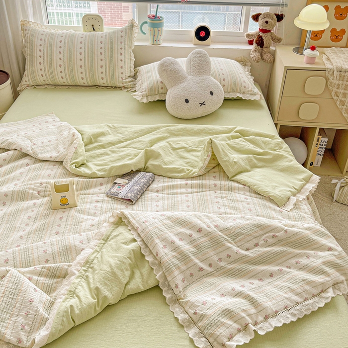 91家纺网 家纺一手货源 找家纺 梦莱斯 2025新款云感木棉皱皱纱全棉花边款夏被四件套 白茶绿