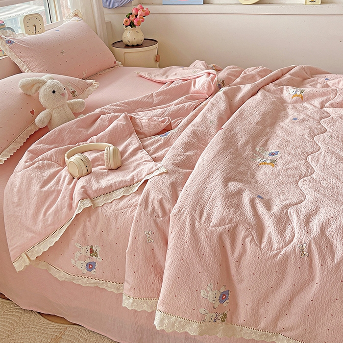 91家纺网 家纺一手货源 找家纺 梦莱斯 2025新款云感木棉皱皱纱全棉花边款夏被四件套 波点小兔粉