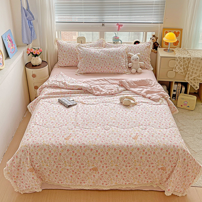 91家纺网 家纺一手货源 找家纺 梦莱斯 2025新款云感木棉皱皱纱全棉花边款夏被四件套 郁金香小兔