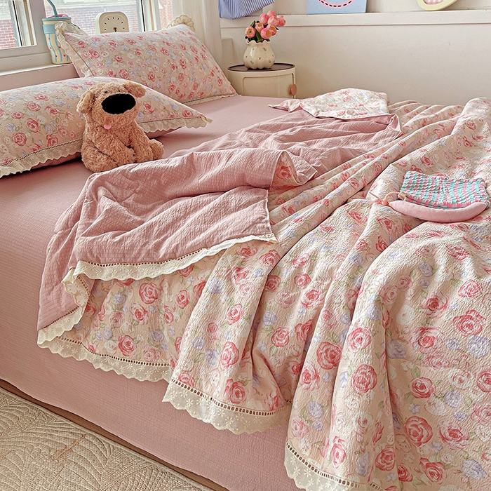 91家纺网 家纺一手货源 找家纺 梦莱斯 2025新款云感木棉皱皱纱全棉花边款夏被四件套 十里桃花粉