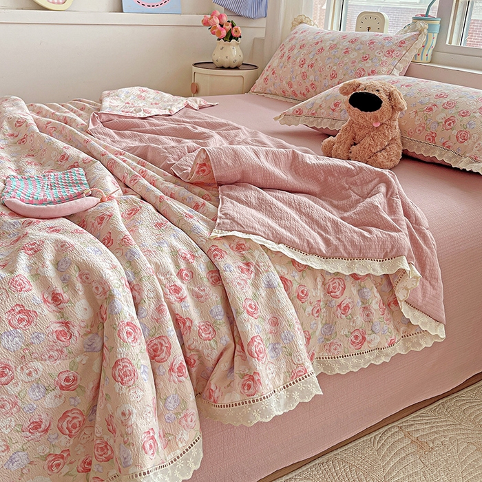 91家纺网 家纺一手货源 找家纺 梦莱斯 2025新款云感木棉皱皱纱全棉花边款夏被四件套 十里桃花粉