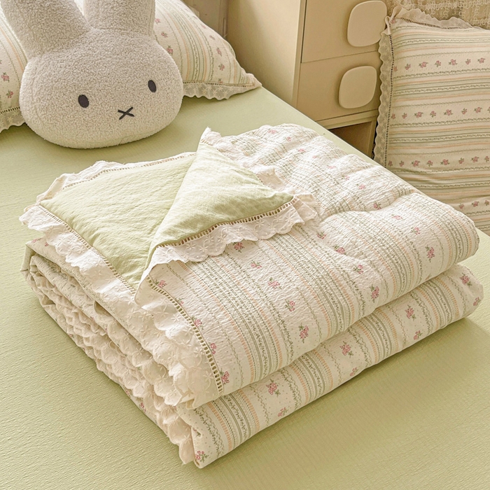 91家纺网 家纺一手货源 找家纺 梦莱斯 2025新款云感木棉皱皱纱全棉花边款夏被四件套 白茶绿