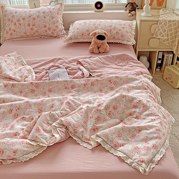 91家纺网 家纺一手货源 找家纺 梦莱斯 2025新款云感木棉皱皱纱全棉花边款夏被四件套 十里桃花粉