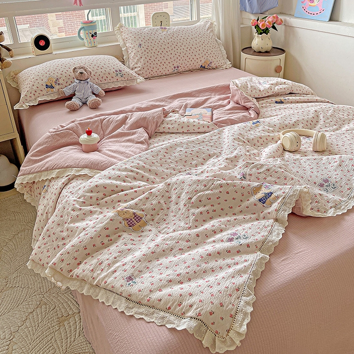 91家纺网 家纺一手货源 找家纺 梦莱斯 2025新款云感木棉皱皱纱全棉花边款夏被四件套 兔小姐