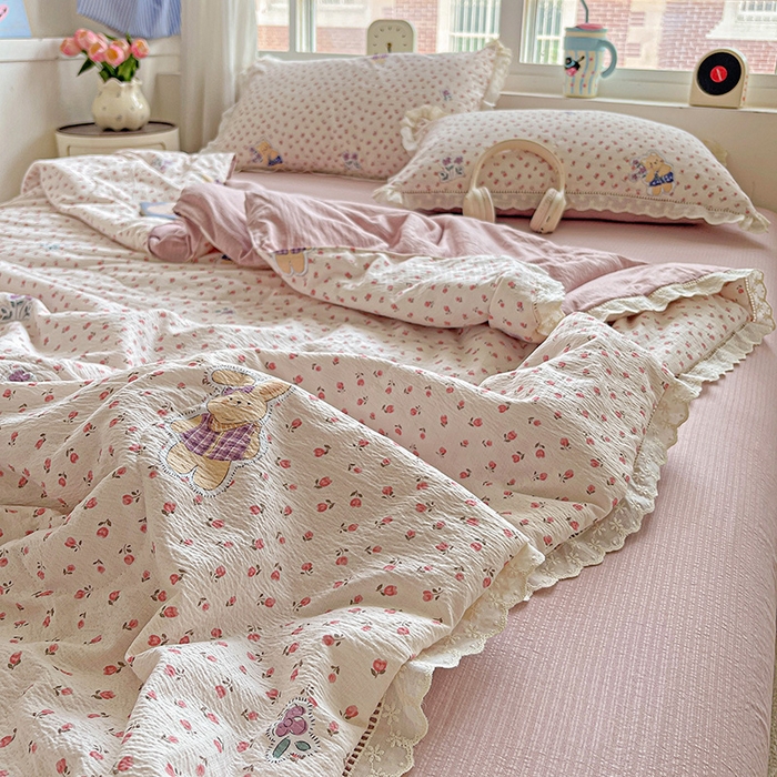 91家纺网 家纺一手货源 找家纺 梦莱斯 2025新款云感木棉皱皱纱全棉花边款夏被四件套 兔小姐