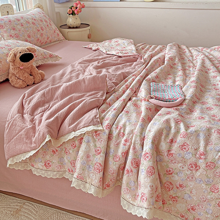 91家纺网 家纺一手货源 找家纺 梦莱斯 2025新款云感木棉皱皱纱全棉花边款夏被四件套 十里桃花粉