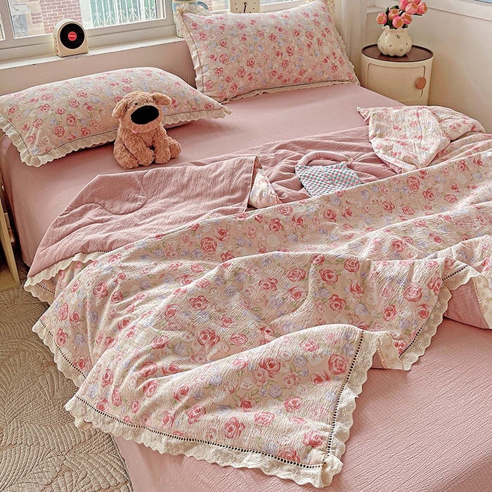 91家纺网 家纺一手货源 找家纺 梦莱斯 2025新款云感木棉皱皱纱全棉花边款夏被四件套 十里桃花粉