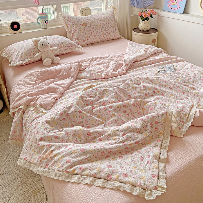 91家纺网 家纺一手货源 找家纺 梦莱斯 2025新款云感木棉皱皱纱全棉花边款夏被四件套 郁金香小兔