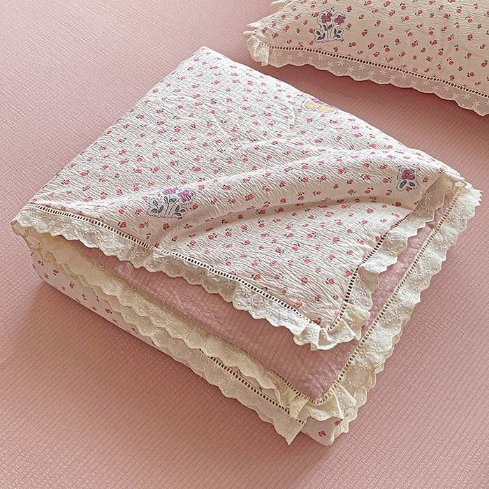 91家纺网 家纺一手货源 找家纺 梦莱斯 2025新款云感木棉皱皱纱全棉花边款夏被四件套 兔小姐