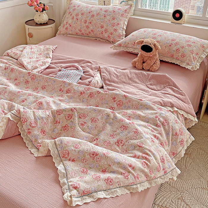 91家纺网 家纺一手货源 找家纺 梦莱斯 2025新款云感木棉皱皱纱全棉花边款夏被四件套 十里桃花粉