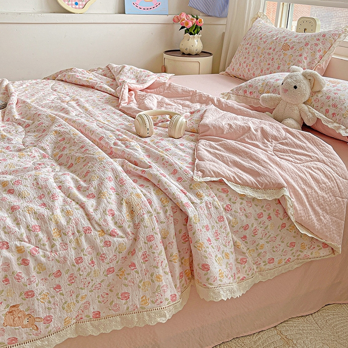 91家纺网 家纺一手货源 找家纺 梦莱斯 2025新款云感木棉皱皱纱全棉花边款夏被四件套 郁金香小兔