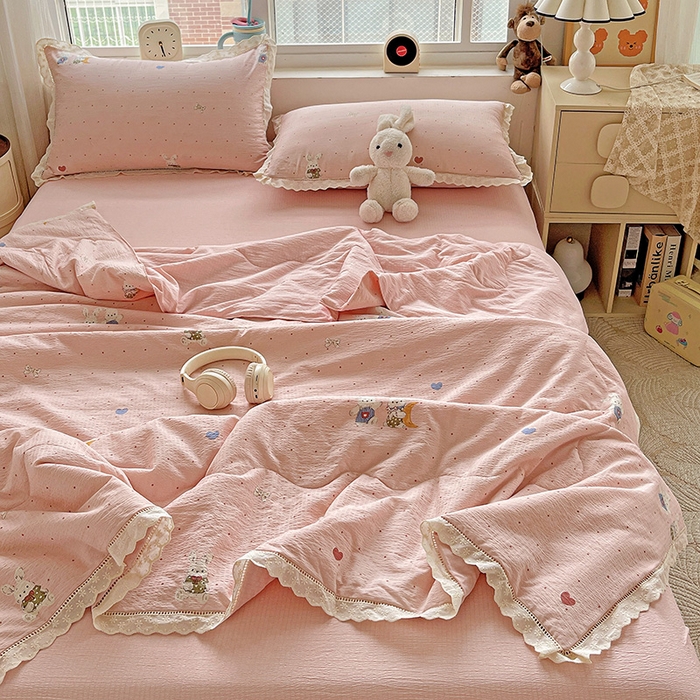 91家纺网 家纺一手货源 找家纺 梦莱斯 2025新款云感木棉皱皱纱全棉花边款夏被四件套 波点小兔粉