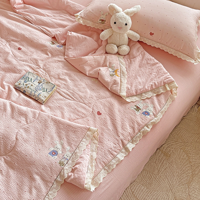 91家纺网 家纺一手货源 找家纺 梦莱斯 2025新款云感木棉皱皱纱全棉花边款夏被四件套 波点小兔粉