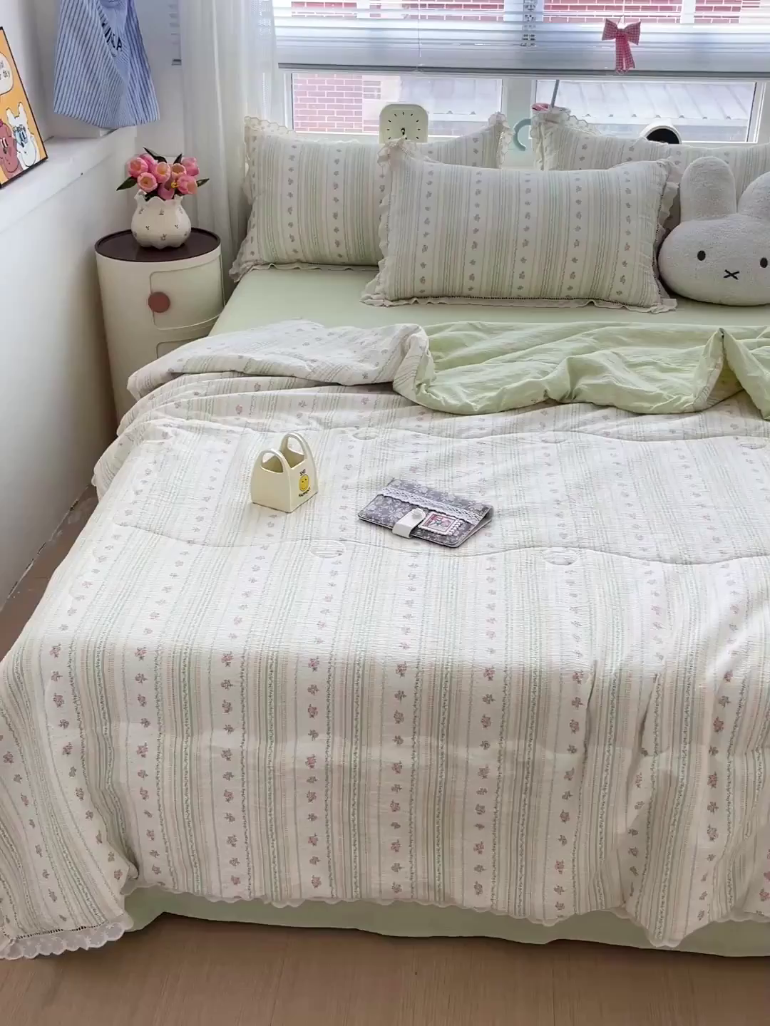 91家纺网 家纺一手货源 找家纺 梦莱斯 2025新款云感木棉皱皱纱全棉花边款夏被四件套 白茶绿