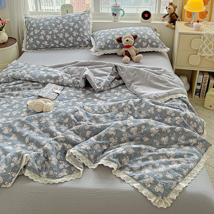 91家纺网 家纺一手货源 找家纺 梦莱斯 2025新款云感木棉皱皱纱全棉花边款夏被四件套 陌上花开
