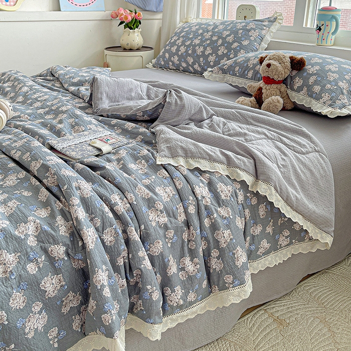 91家纺网 家纺一手货源 找家纺 梦莱斯 2025新款云感木棉皱皱纱全棉花边款夏被四件套 陌上花开