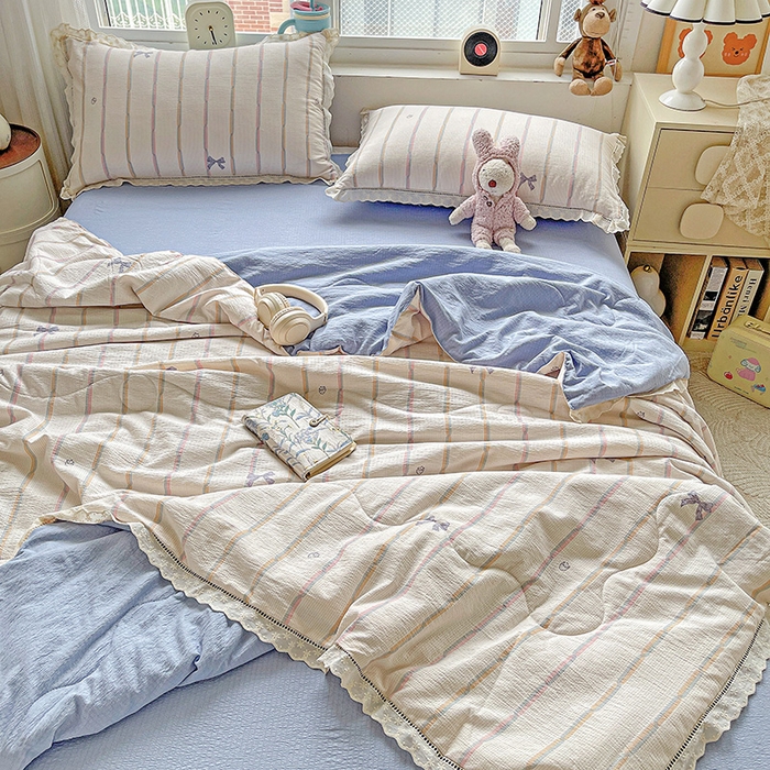 91家纺网 家纺一手货源 找家纺 梦莱斯 2025新款云感木棉皱皱纱全棉花边款夏被四件套 情人节