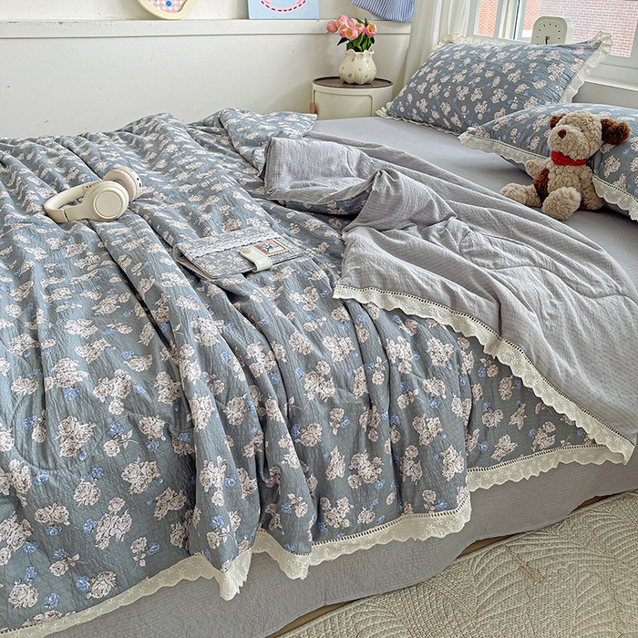 91家纺网 家纺一手货源 找家纺 梦莱斯 2025新款云感木棉皱皱纱全棉花边款夏被四件套 陌上花开