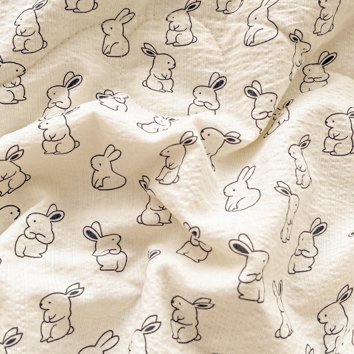 91家纺网 家纺一手货源 找家纺 梦莱斯 2025新款云感木棉皱皱纱全棉花边款夏被四件套 小黑兔