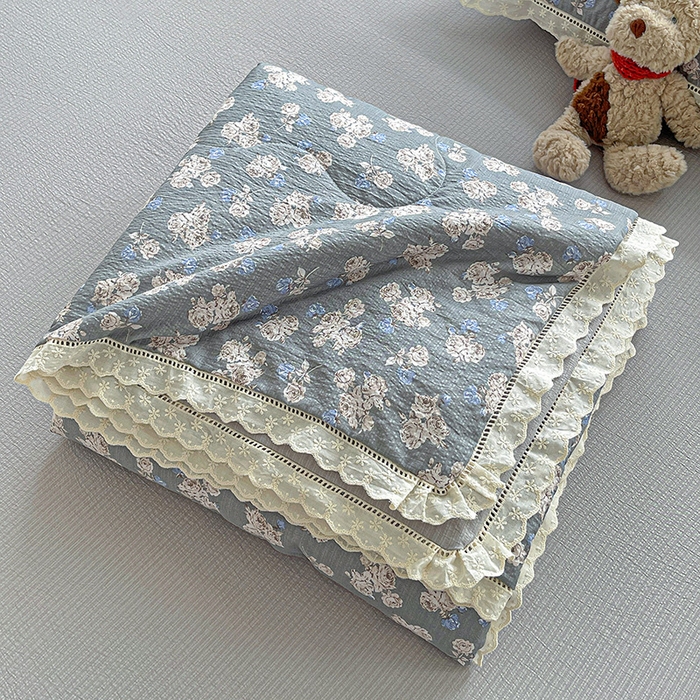 91家纺网 家纺一手货源 找家纺 梦莱斯 2025新款云感木棉皱皱纱全棉花边款夏被四件套 陌上花开