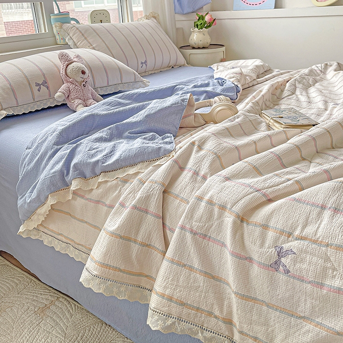 91家纺网 家纺一手货源 找家纺 梦莱斯 2025新款云感木棉皱皱纱全棉花边款夏被四件套 情人节