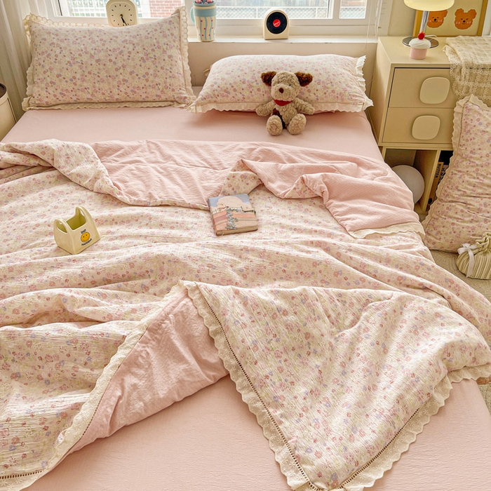 91家纺网 家纺一手货源 找家纺 梦莱斯 2025新款云感木棉皱皱纱全棉花边款夏被四件套 桃花诺