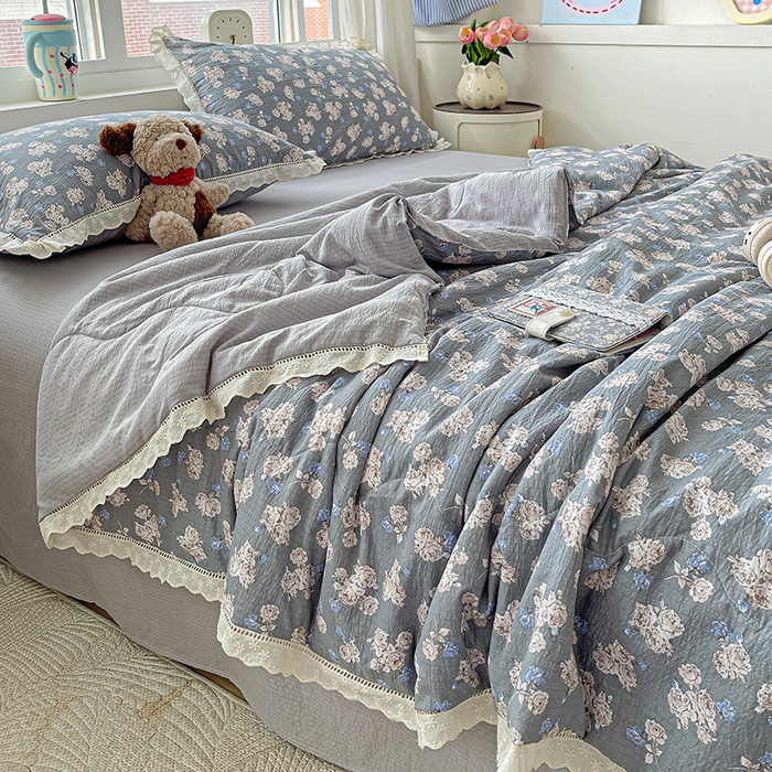 91家纺网 家纺一手货源 找家纺 梦莱斯 2025新款云感木棉皱皱纱全棉花边款夏被四件套 陌上花开