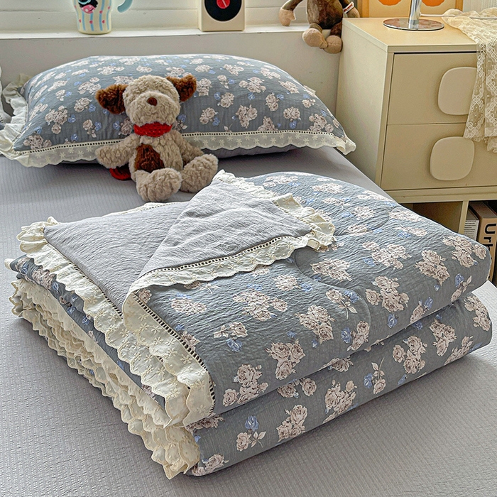 91家纺网 家纺一手货源 找家纺 梦莱斯 2025新款云感木棉皱皱纱全棉花边款夏被四件套 陌上花开