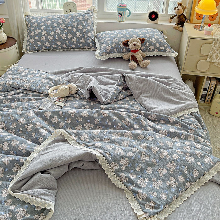 91家纺网 家纺一手货源 找家纺 梦莱斯 2025新款云感木棉皱皱纱全棉花边款夏被四件套 陌上花开