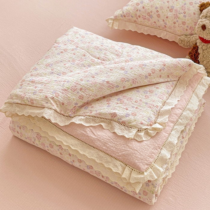 91家纺网 家纺一手货源 找家纺 梦莱斯 2025新款云感木棉皱皱纱全棉花边款夏被四件套 桃花诺