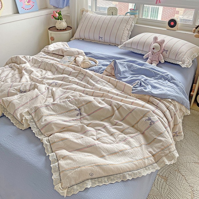 91家纺网 家纺一手货源 找家纺 梦莱斯 2025新款云感木棉皱皱纱全棉花边款夏被四件套 情人节