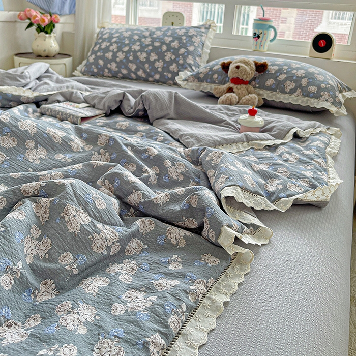 91家纺网 家纺一手货源 找家纺 梦莱斯 2025新款云感木棉皱皱纱全棉花边款夏被四件套 陌上花开