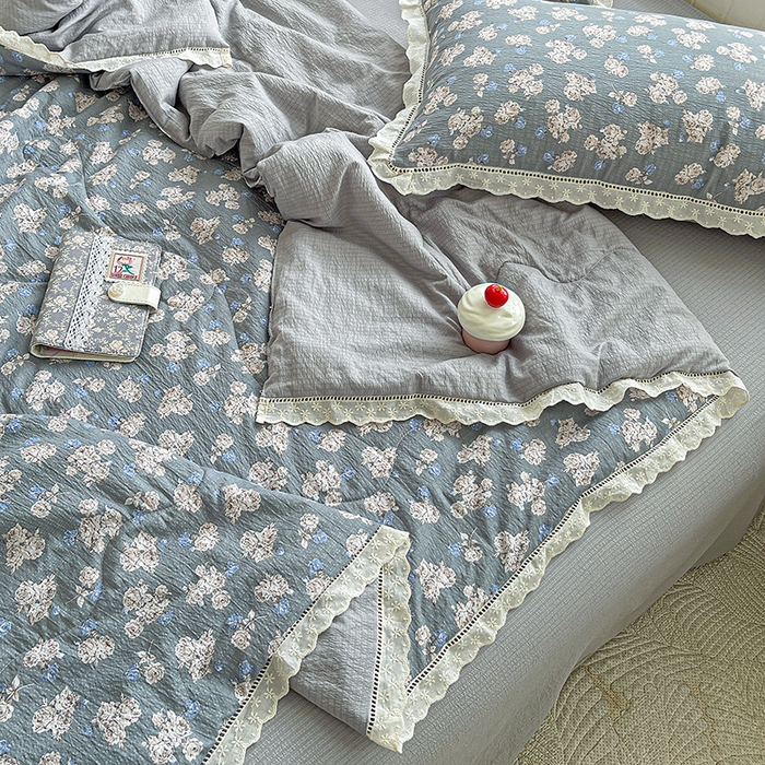 91家纺网 家纺一手货源 找家纺 梦莱斯 2025新款云感木棉皱皱纱全棉花边款夏被四件套 陌上花开