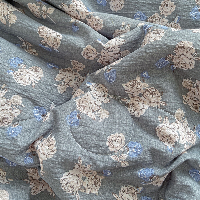 91家纺网 家纺一手货源 找家纺 梦莱斯 2025新款云感木棉皱皱纱全棉花边款夏被四件套 陌上花开