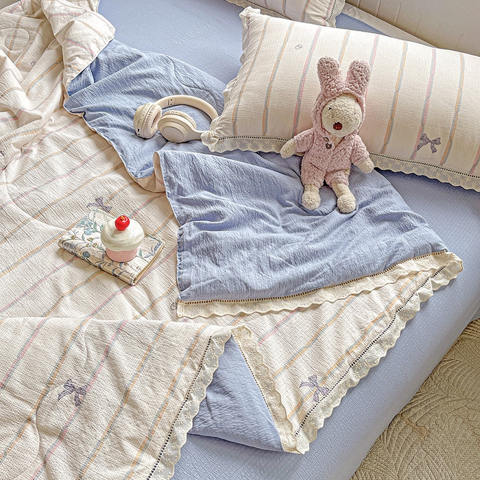 91家纺网 家纺一手货源 找家纺 梦莱斯 2025新款云感木棉皱皱纱全棉花边款夏被四件套 情人节