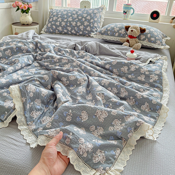 91家纺网 家纺一手货源 找家纺 梦莱斯 2025新款云感木棉皱皱纱全棉花边款夏被四件套 陌上花开