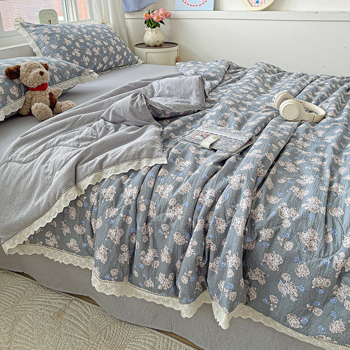91家纺网 家纺一手货源 找家纺 梦莱斯 2025新款云感木棉皱皱纱全棉花边款夏被四件套 陌上花开