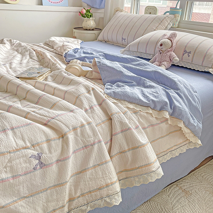 91家纺网 家纺一手货源 找家纺 梦莱斯 2025新款云感木棉皱皱纱全棉花边款夏被四件套 情人节