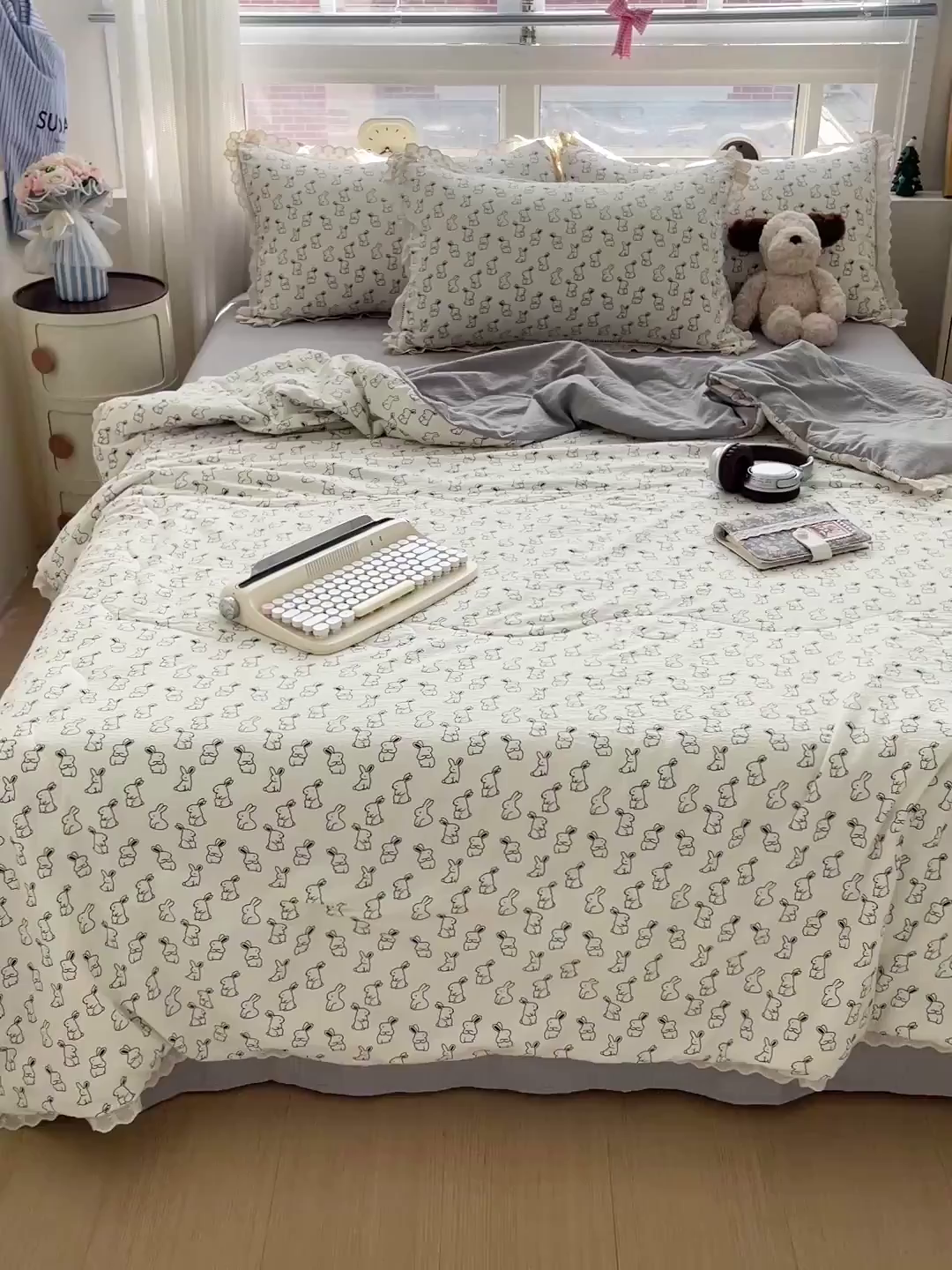 91家纺网 家纺一手货源 找家纺 梦莱斯 2025新款云感木棉皱皱纱全棉花边款夏被四件套 小黑兔