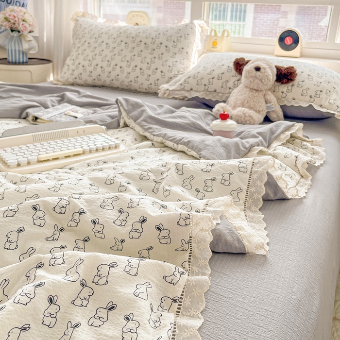 91家纺网 家纺一手货源 找家纺 梦莱斯 2025新款云感木棉皱皱纱全棉花边款夏被四件套 小黑兔