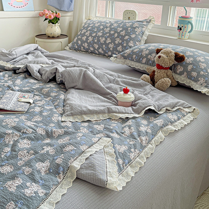 91家纺网 家纺一手货源 找家纺 梦莱斯 2025新款云感木棉皱皱纱全棉花边款夏被四件套 陌上花开