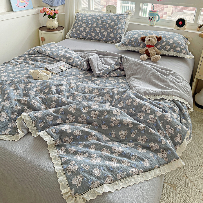 91家纺网 家纺一手货源 找家纺 梦莱斯 2025新款云感木棉皱皱纱全棉花边款夏被四件套 陌上花开
