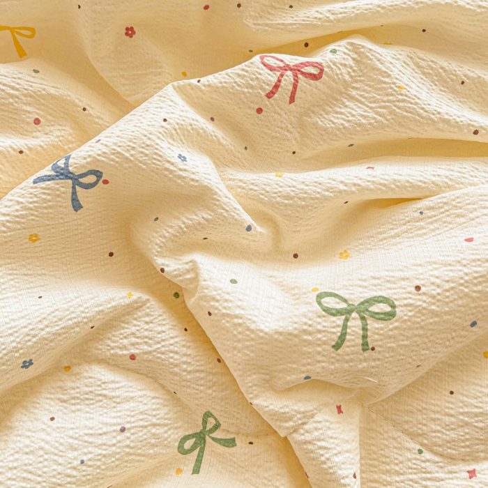 91家纺网 家纺一手货源 找家纺 梦莱斯 2025新款云感木棉皱皱纱全棉花边款夏被四件套 蜡笔画