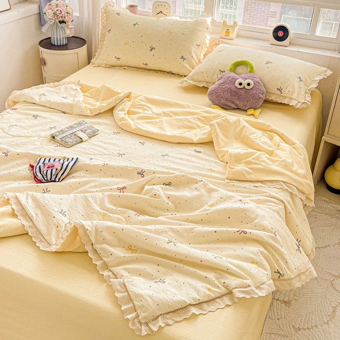 91家纺网 家纺一手货源 找家纺 梦莱斯 2025新款云感木棉皱皱纱全棉花边款夏被四件套 蜡笔画