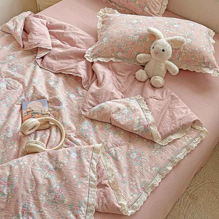 91家纺网 家纺一手货源 找家纺 梦莱斯 2025新款云感木棉皱皱纱全棉花边款夏被四件套 莫奈