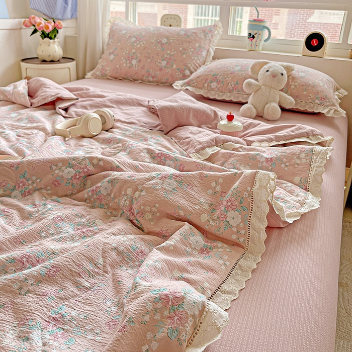 91家纺网 家纺一手货源 找家纺 梦莱斯 2025新款云感木棉皱皱纱全棉花边款夏被四件套 莫奈