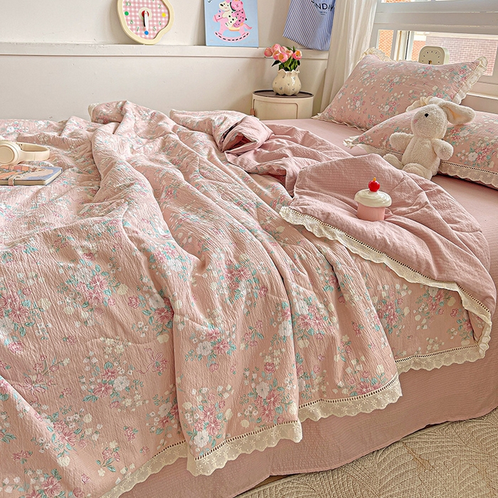 91家纺网 家纺一手货源 找家纺 梦莱斯 2025新款云感木棉皱皱纱全棉花边款夏被四件套 莫奈