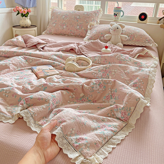 91家纺网 家纺一手货源 找家纺 梦莱斯 2025新款云感木棉皱皱纱全棉花边款夏被四件套 莫奈